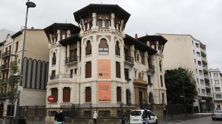 Casa Goicoechea, en la confluencia entre la avenida de Roncesvalles y la calle Francisco Bergamín