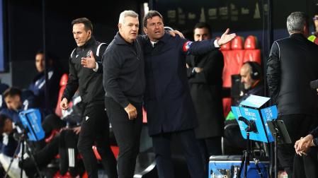 Pedro Arozarena, con Javier Aguirre, en un partido siendo delegado de campo