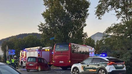 Efectivos de bomberos y agentes de la Guardia Civil, en el lugar del accidente