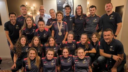 Paula Ostiz, con las selecciones españolas femeninas, en Zürich.