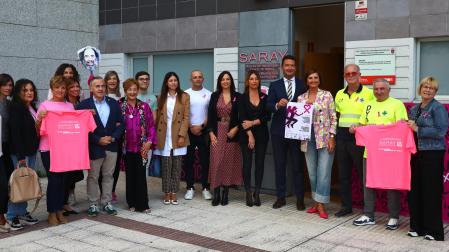 Miembros de Saray, patrocinadores y colaboradores durante la presentación de la XIII carrera solidaria.