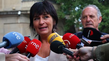 Laura Aznal y Adolfo Araiz (EH Bildu), este viernes tras reunirse con los vicepresidentes del Gobierno de Navarra, Félix Taberna, Ana Ollo y Begoña Alfaro, junto con el consejero de Economía y Hacienda, José Luis Arasti