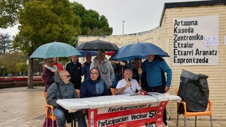 Integrantes de la plataforma 'Vecinos del 60', durante la rueda de prensa