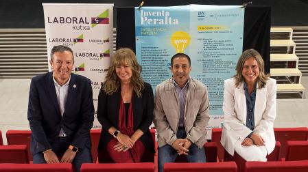 Desde la izda., Eduardo Elizalde, de Laboral Kutxa; Belén Galindo, responsable de comunicación del Grupo La Información; Juan Carlos Castillo, alcalde de Peralta; y Alicia Nicolás, directora comercial de Brandok, ayer en la presentación de Inventa Peralta