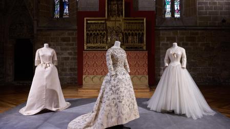 En el centro, el vestido de novia de Sonsoles Díez de Rivera, hija de la marquesa de Llanzol. A la izq., el traje donado por Paloma Loewenthal