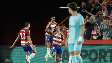 Bryan celebra uno de los goles contra el Barcelona junto a Uzuni y Gumbau. Delante, Joao Félix.	reuters