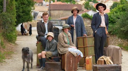 Fotografma de la serie de televisión británica 'Los Durrell', que cuenta la historia de una madre viuda y sus cuatro hijos que abandonan Inglaterra para comenzar una nueva vida en la isla griega de Corfú en 1935.