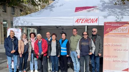 Miembros de la asociación ATEHCNA, ayer al mediodía en la avenida Carlos III de Pamplona, en un acto informativo.