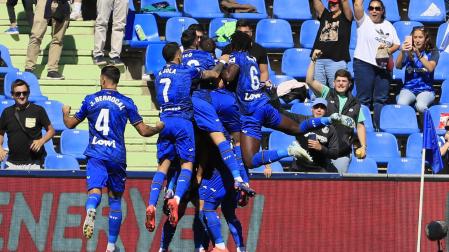 Los jugadores del Getafe celebran el tanto del centrocampista Luis Milla ante el Deportivo Alavés