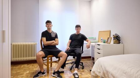 Carlos Ortega y Gonzalo Martínez en una de las habitaciones del piso en el que residen en Pamplona