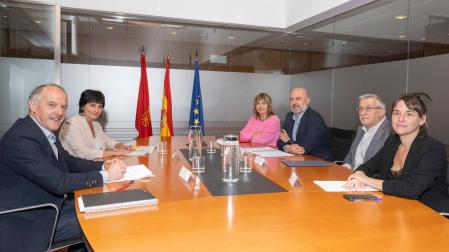 Adolfo Araiz y Laura Aznal, de Bildu, reunidos este pasado viernes con el consejero de Economía y Hacienda, José Luis Arasti, y los tres vicepresidentesdel Gobierno foral: Félix Taberna, Ana Ollo y Begoña Alfaro.