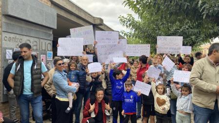 Padres e hijos se concentraron en el centro de salud de Peralta por la falta de médicos especializados para los menores