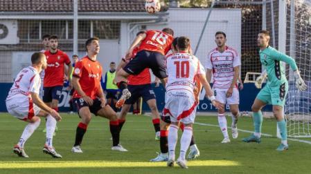 El central Diego Espejo se eleva para rematar de cabeza