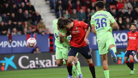 Remate de cabeza de Budimir en el primer gol de Osasuna al Barcelona