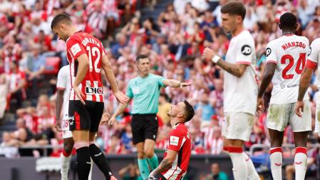 El delantero del Athletic de Bilbao Alejandro Berenguer (C) se lamenta durante el partido de LaLiga contra el Sevilla