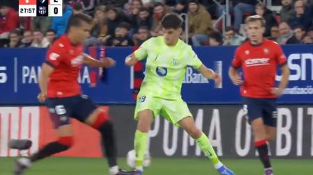 Lucas Torró por inercia golpea con fuerza el pie del azulgrana