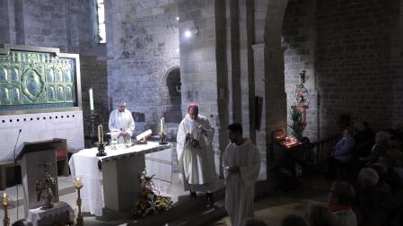 El sacerdote oficia la Misa Mayor en el santuario de San Miguel de Aralar