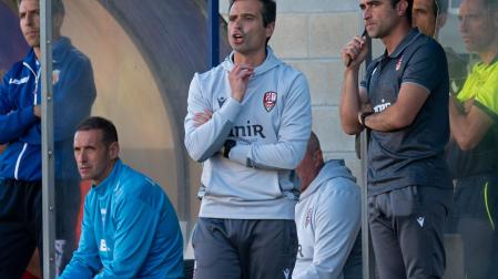 Miguel Flaño, técnico de la UD Logroñés, junto a su segundo Jorge Galán