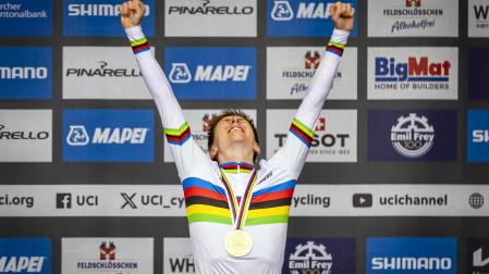 Tadej Pogacar celebra su maillot arcoíris en el podio de Zürich.