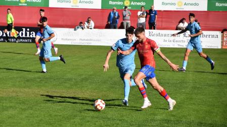 Bruno Pérez, del Subiza, presiona la salida de balón del navarro Julen Ekiza, del Calahorra