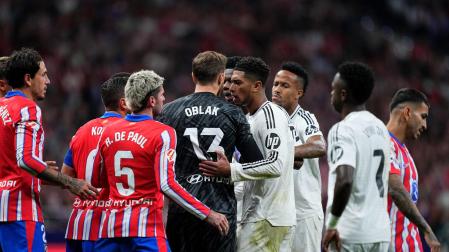 Momento de tensión entre los futbolistas del Atlético y Real Madrid