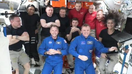 Fotografía cedida por la NASA este domingo de la tripulación del SpaceX Crew-9 de la NASA junto a la expedición 72 a bordo de la Estación Espacial Internacional