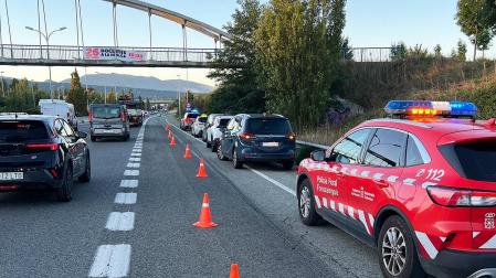 Patrullas policiales junto a los vehículos accidentados en la salida a Mutilva en la PA-30