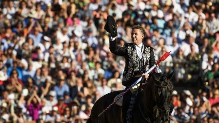 El rejoneador navarro Pablo Hermoso de Mendoza saluda a la presidencia en su primer toro de la Feria de San Miguel en la Maestranza de Sevilla