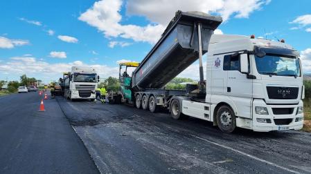 Obras de reasfaltado en una carretera navarra