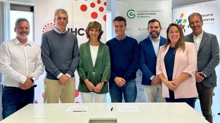 Asistentes a la firma del convenio entre Navarra Health Cluster y la Asociación Española contra el Cáncer (AECC)
