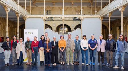 La consejera Esnaola con algunas de las personas que han participado en la presentación del programa FLuxu