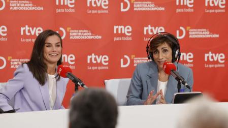La reina Letizia, junto con la presentadora del programa 'Las mañana de RNE', Mamen Asencio