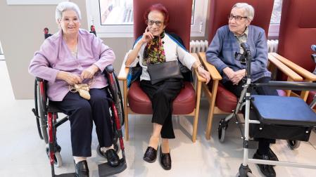 Las tres amigas de charla en la Casa Misericordia: Luisa Fernández Fernández (93 años), Mari Carmen García Caballero (93) y Puri Grasa Arcás (91)