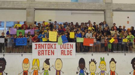 Educadores, padres y alumnos del colegio Araxes demandan una rebaja de la cuota del comedor