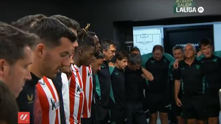 Iñaki WIlliams, en el centro junto a su hermano Nico, dirigiendo el padrenuestro antes del encuentro contra el Sevilla