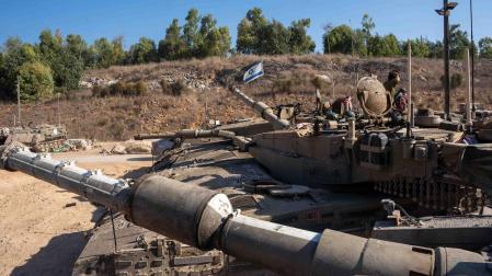 Tropas y carros de combate del Ejército de Israel cerca de la frontera con Líbano