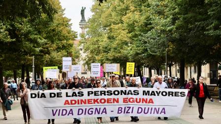 Cabecera de la marcha n Pamplona con motivo del Día Internacional de las Personas Mayores