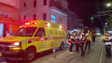 Al menos cuatro personas han muerto en un tiroteo realizado por dos supuestos terroristas este martes en el barrio de Jaffa, cerca de la estación de tranvía al sur de Tel Aviv