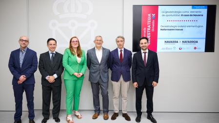 De izda. a dcha.: García de Eulate, Feás, Arnal, Taberna, Escribano y Urbasos, en el Palacio de Navarra