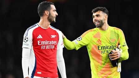 Mikel Merino y David Raya, compañeros en el Arsenal y en la Selección española, conversan tras finalizar el choque de Champions contra el PSG