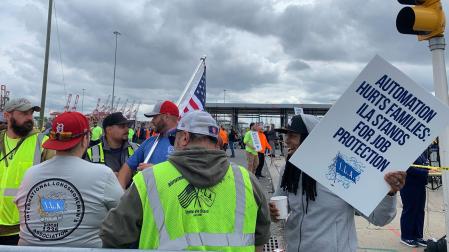 Estibadores protestan este martes en un muelle de Port Elizabeth, en Nueva Jersey (Estados Unidos)