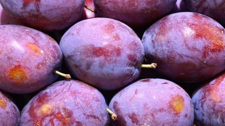 Ciruelas en un puesto de venta.