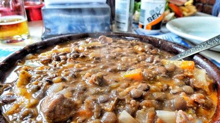 Un plato de lentejas con curry