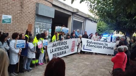 Un momento de la concentración ante el Centro de Salud de Peralta