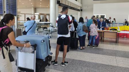 Ciudadanos españoles residentes en Líbano esperan en el aeropuerto internacional Rafic Hariri de Beirut la llegada del segundo vuelo de evacuación de este jueves