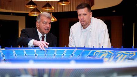 El presidente del FC Barcelona, Joan Laporta, enseña la maqueta del nuevo Spotify Camp Nou al portero polaco Wojciech Szczesny