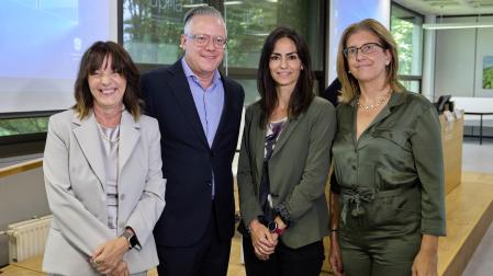 De izda a dcha: María Ángeles Egúsquiza, Marti Ebers, María Jorqui y Raquel Luquin Bergareche, en la UPNA.