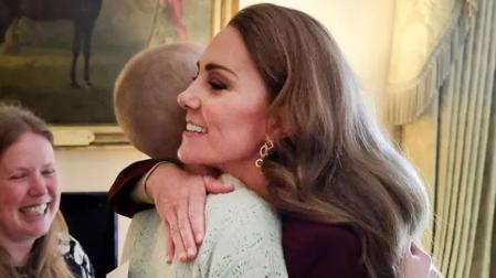 Kate Middleton abraza a la joven fotógrafa Liz Hatton