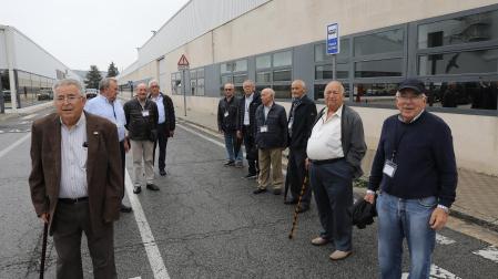 Los diez veteranos de Authi junto al punto en el que ser formó la cadena humana para sacar los neumáticos del interior de la fábrica