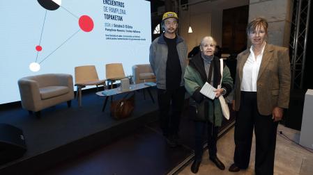 Desde la izquierda, Daito Manabe, Eva Lootz y Cecilia Dreymüller (traductora al castellano de la obra de Herta Müller), este viernes en la Ciudadela